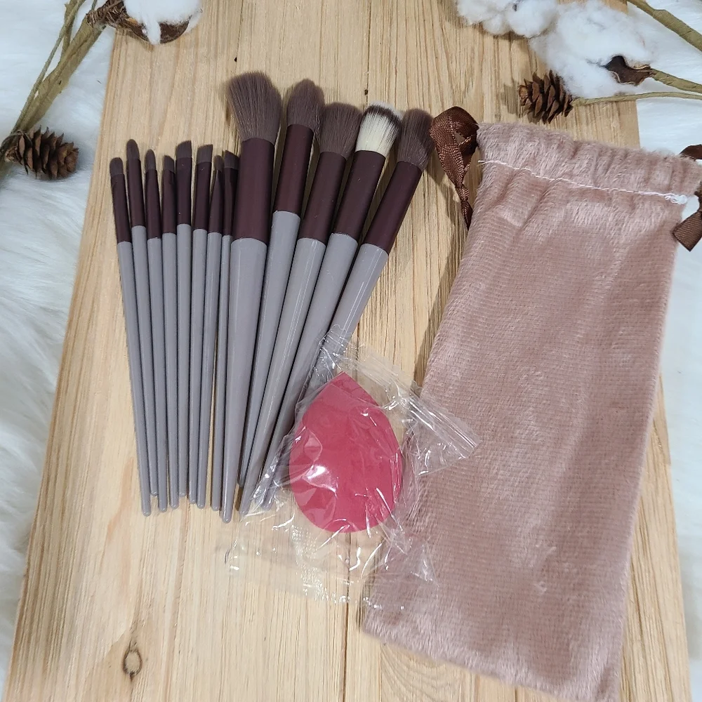 🎉🎉NEW🎉🎉 13PC Maroon Handle Brush Set with Travel Bag and Makeup Sponge